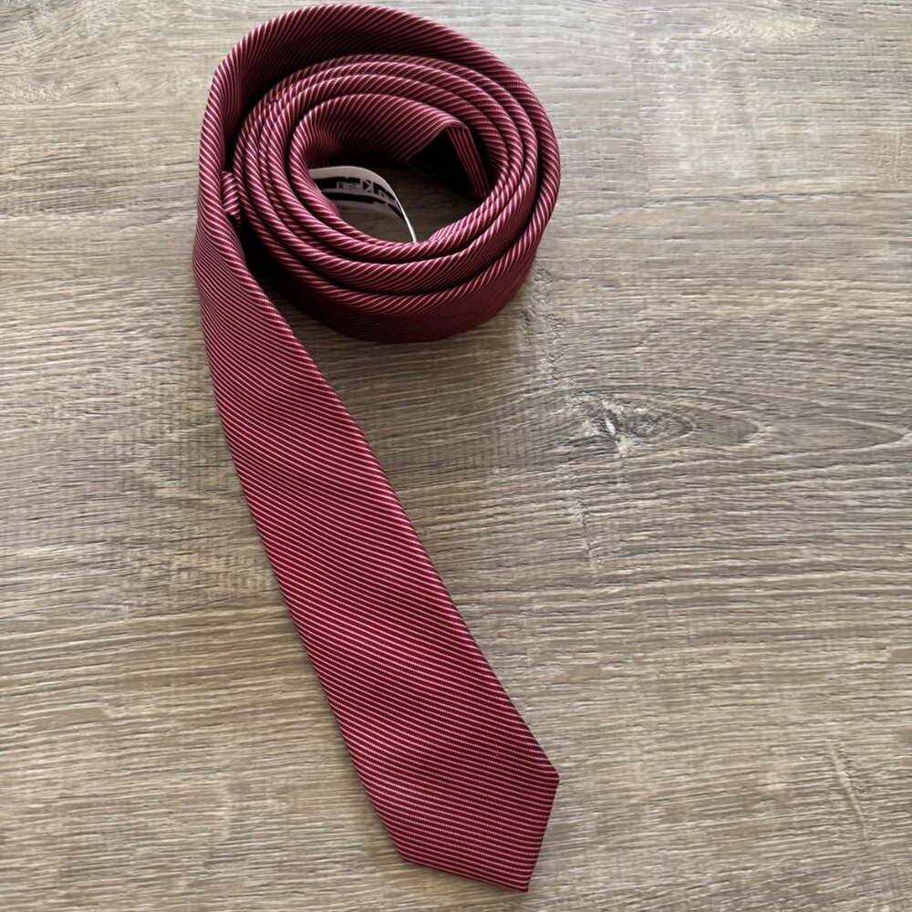 Calvin Klein Red Diagonal Stripe Slim Tie – Classic Business Formal Accessory